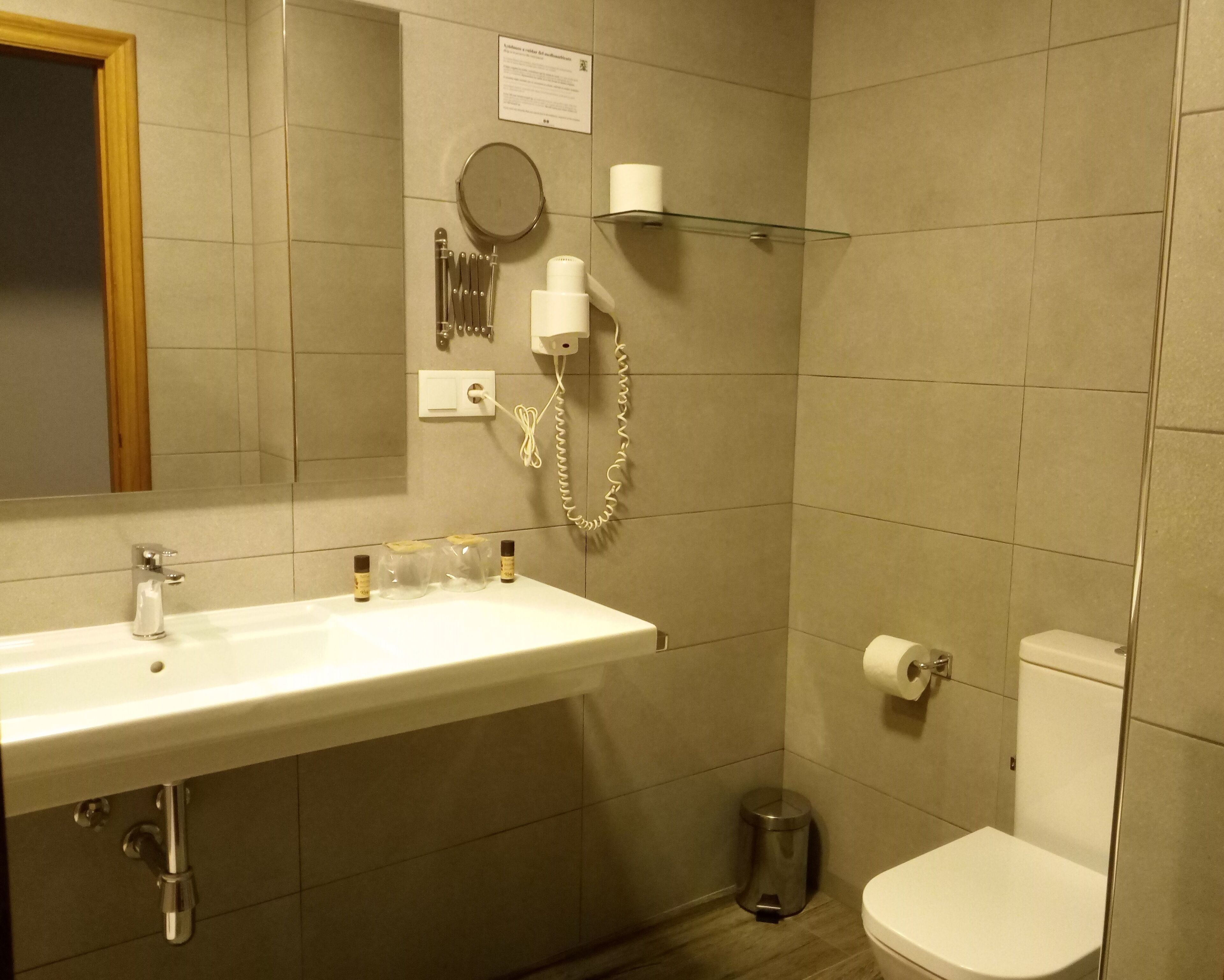 double room | bathroom | combined shower/bathtub, deep-soaking bathtub, free toiletries