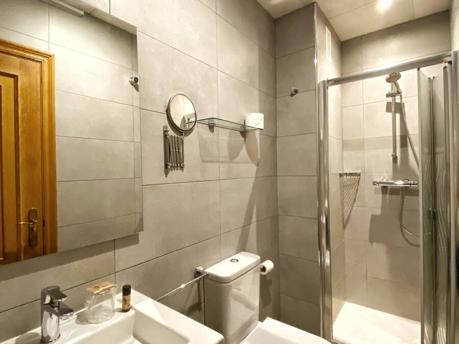 Ein modernes Badezimmer mit Waschbecken, Toilette und Dusche.
