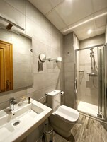 Habitación individual | Baño | Ducha y bañera combinadas y bañera profunda