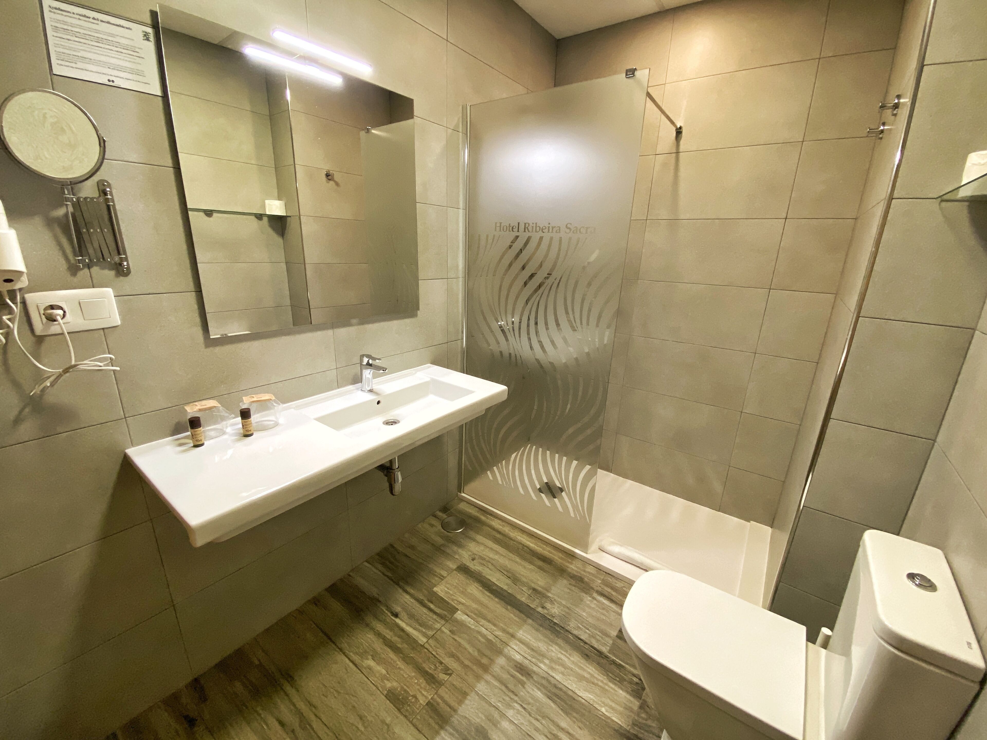 deluxe double room | bathroom | combined shower/bathtub, deep-soaking bathtub, free toiletries