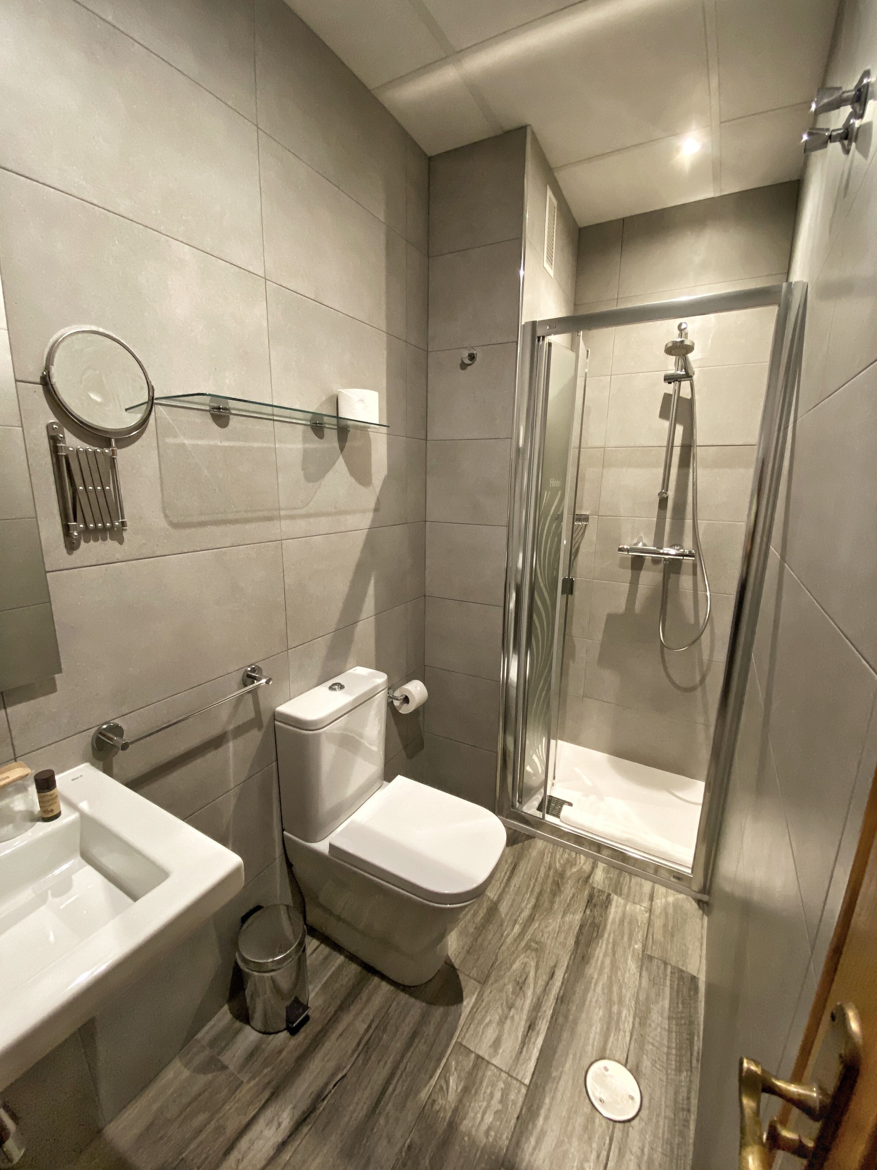 single room | bathroom | combined shower/bathtub, deep-soaking bathtub, free toiletries