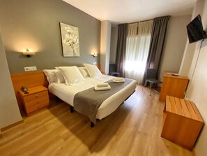 Chambre Double | Literie de qualité supérieure, coffres-forts dans les chambres, bureau