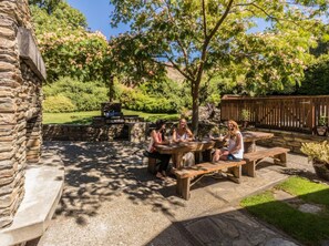BBQ/picnic area - Wanaka Homestead Lodge & Cottages (Wanaka)