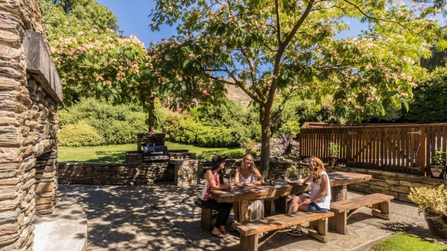 Wanaka Homestead Lodge & Cottages