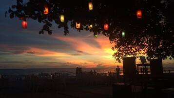 En la playa, playa de arena blanca, camastros y sombrillas