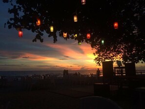 On the beach, white sand, sun loungers, beach umbrellas - Cookies Hotel (Ko Chang)