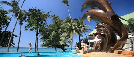 Piscine extérieure, parasols de plage, chaises longues