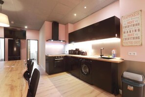 Hevals 6 Bedroom Apartment (excluding 125 EUR cleaning fees) | In-room safe, soundproofing, iron/ironing board, free WiFi - Hevals Grand Schöneberg (Berlin)