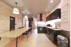 Hevals 6 Bedroom Apartment (excluding 125 EUR cleaning fees) | In-room safe, soundproofing, iron/ironing board, free WiFi - Hevals Grand Schöneberg (Berlin)