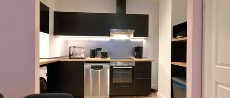 Standard-Apartment, 1 Schlafzimmer (Excluding 85 Euro Cleaning Fee) | Eigene Küche | Kühlschrank, Mikrowelle, Wasserkocher mit Kaffee-/Teezubehör, Esstisch