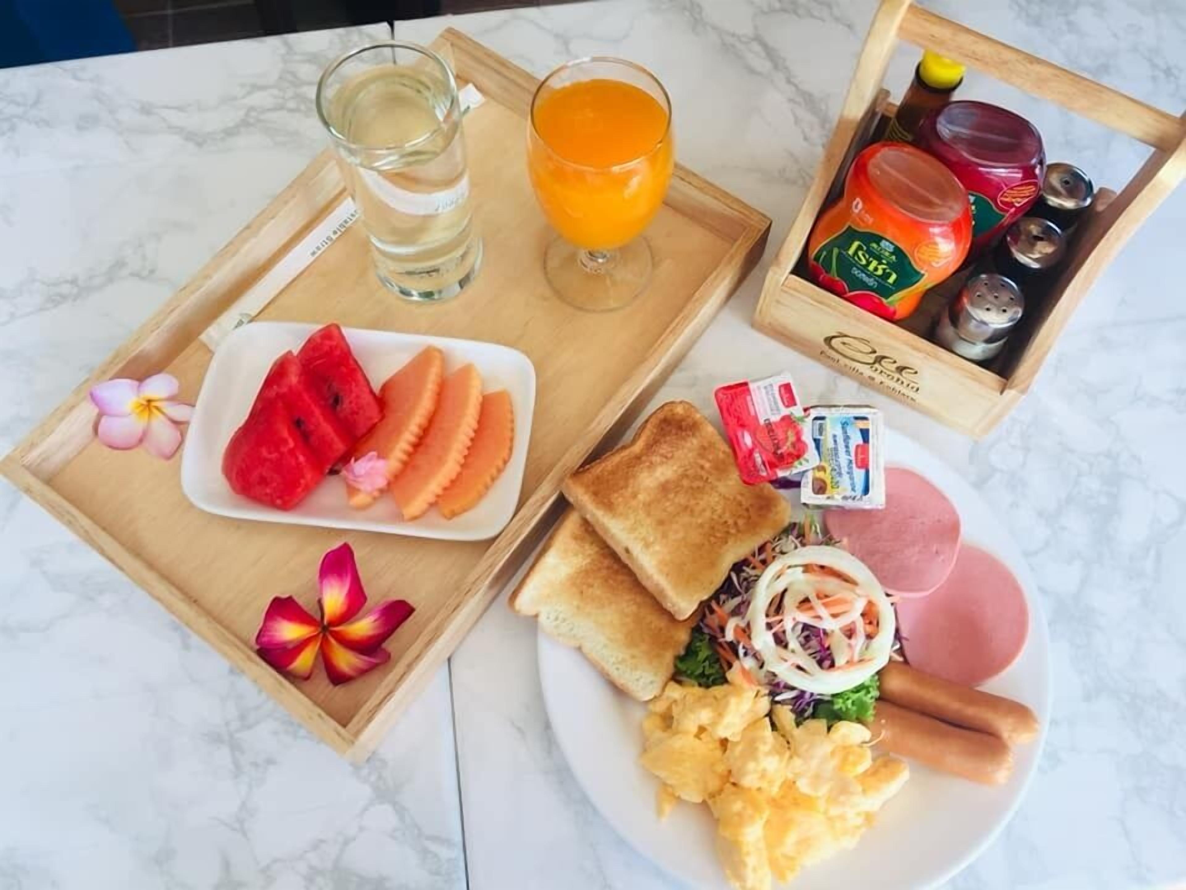 free daily cooked-to-order breakfast