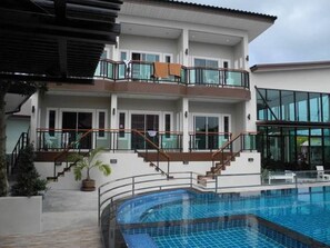 Outdoor pool, pool umbrellas, sun loungers - Bee Orchid Pool Villa (Koh Lan)