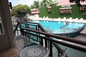 A pool area with a 'Welcome' sign, lounge chairs, and a decorative wall. - Bee Orchid Pool Villa (Koh Lan)