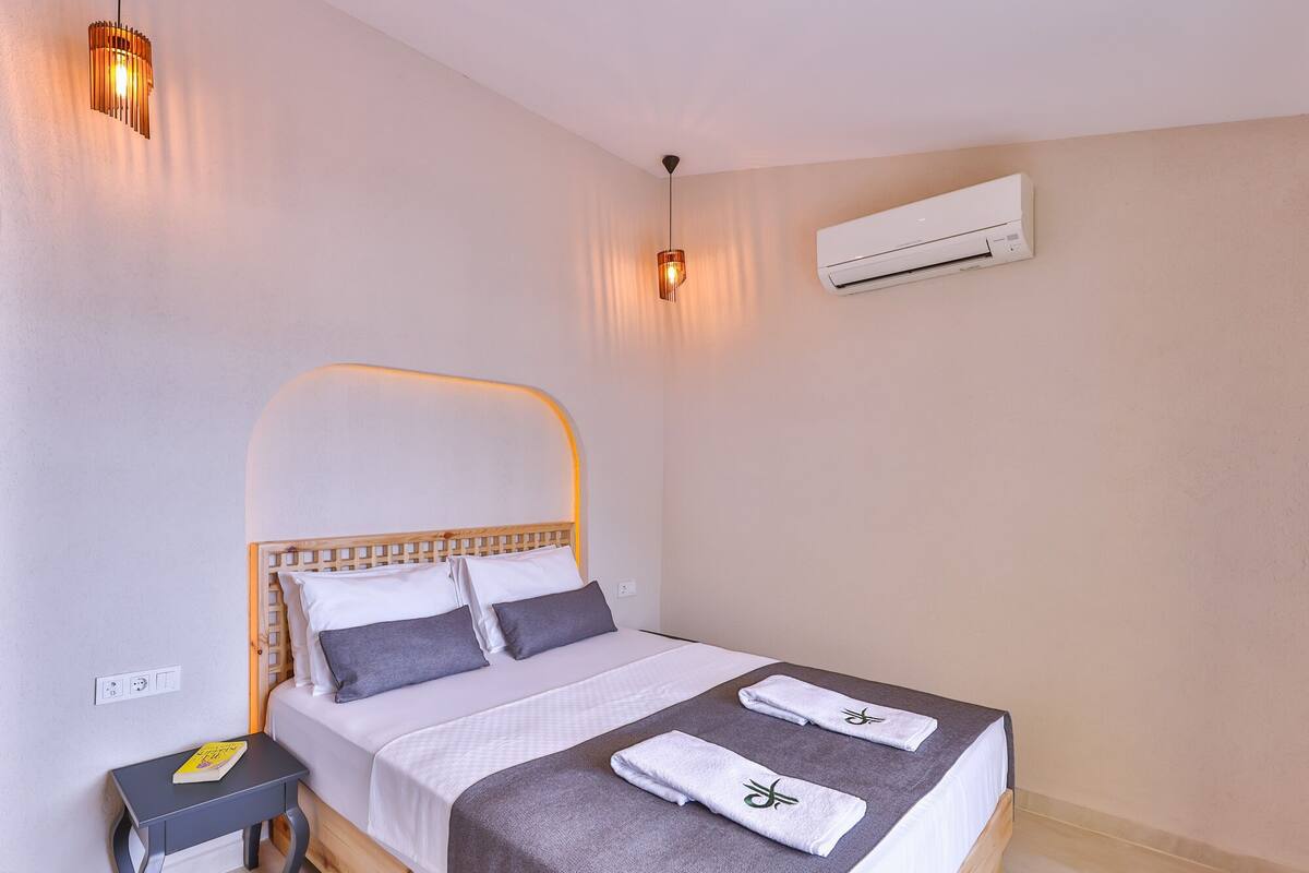 Habitación doble ejecutiva, vista al mar | Minibar, caja de seguridad en la habitación y insonorización