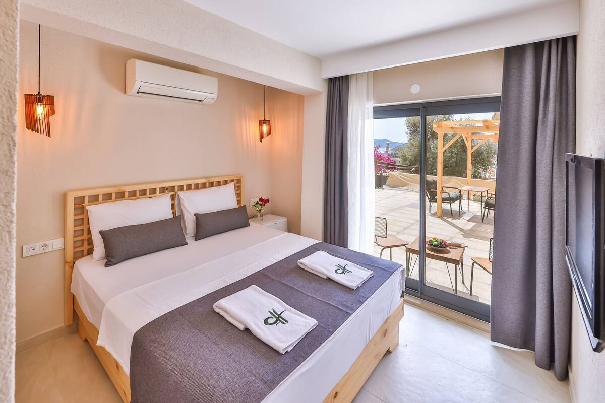 Habitación doble estándar | Minibar, caja de seguridad en la habitación y insonorización