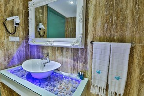 Panoramic-Doppelzimmer | Badezimmer | Dusche, Regendusche, Designer-Toilettenartikel, Haartrockner