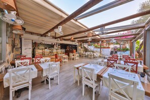 朝食、ランチ、ディナーに営業 (郷土料理)