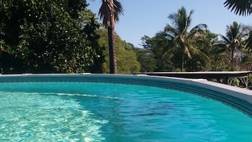 Kolam renang persendirian