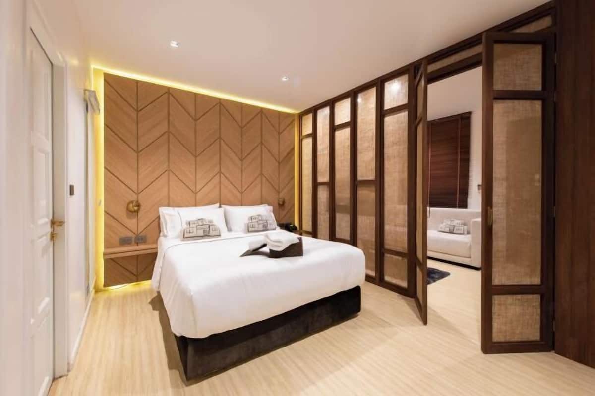 In-room safe, free WiFi, bed sheets