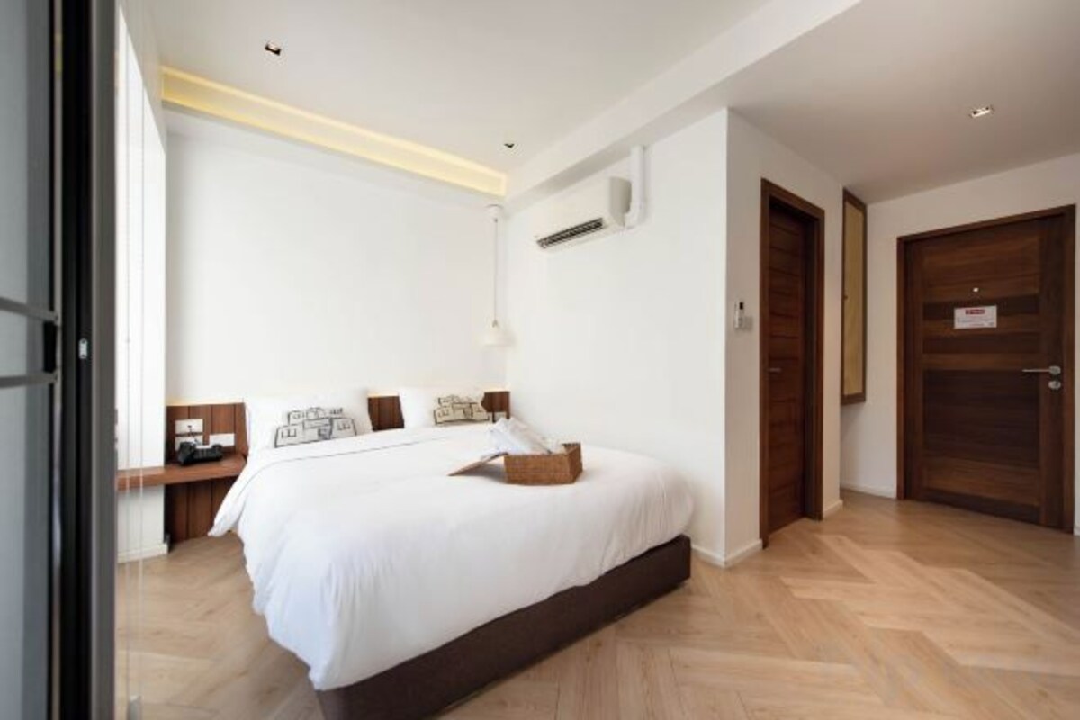 In-room safe, WiFi (free), bed sheets