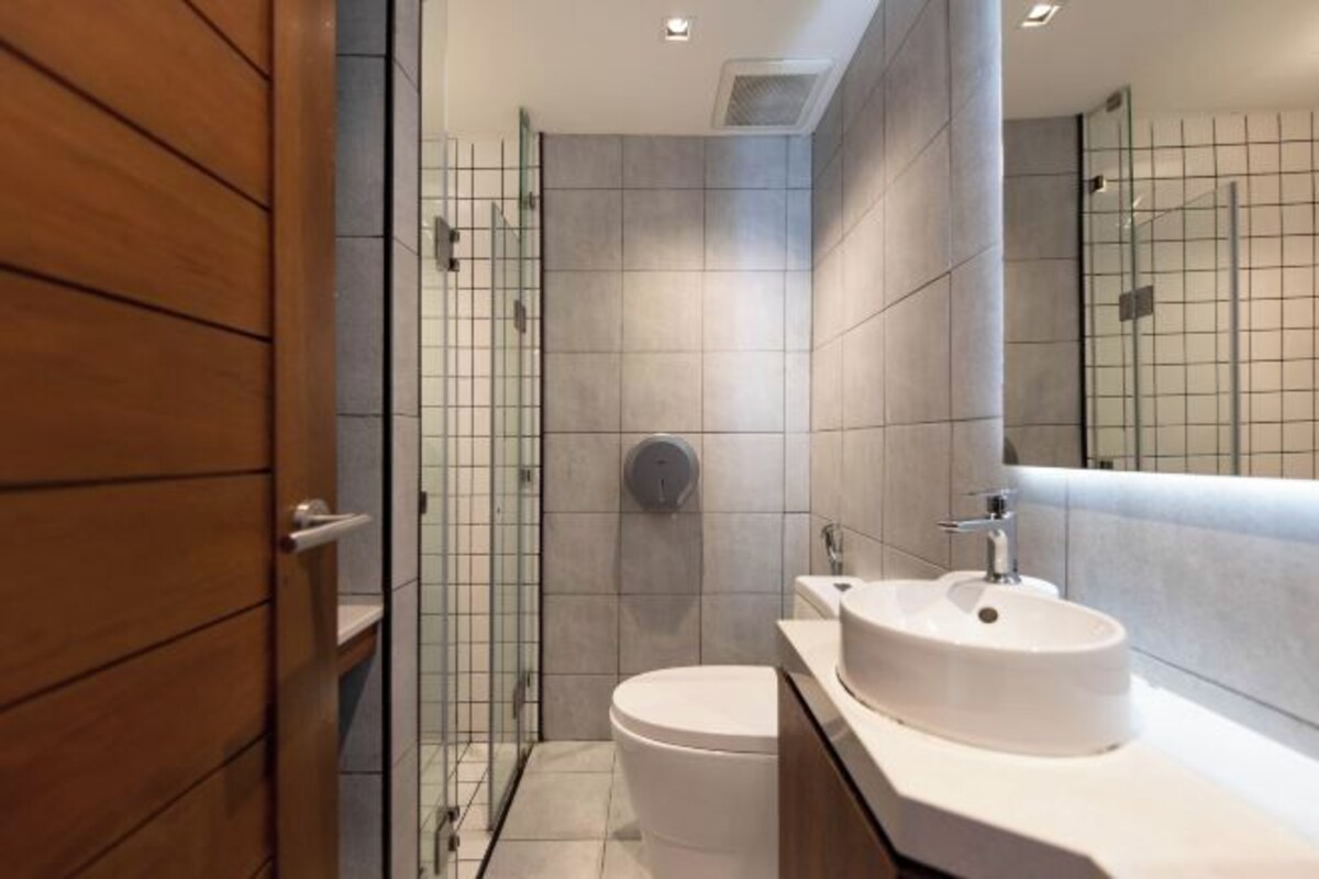 Salle de bain | Douche, articles de toilette (gratuits), séchoir à cheveux, pantoufles