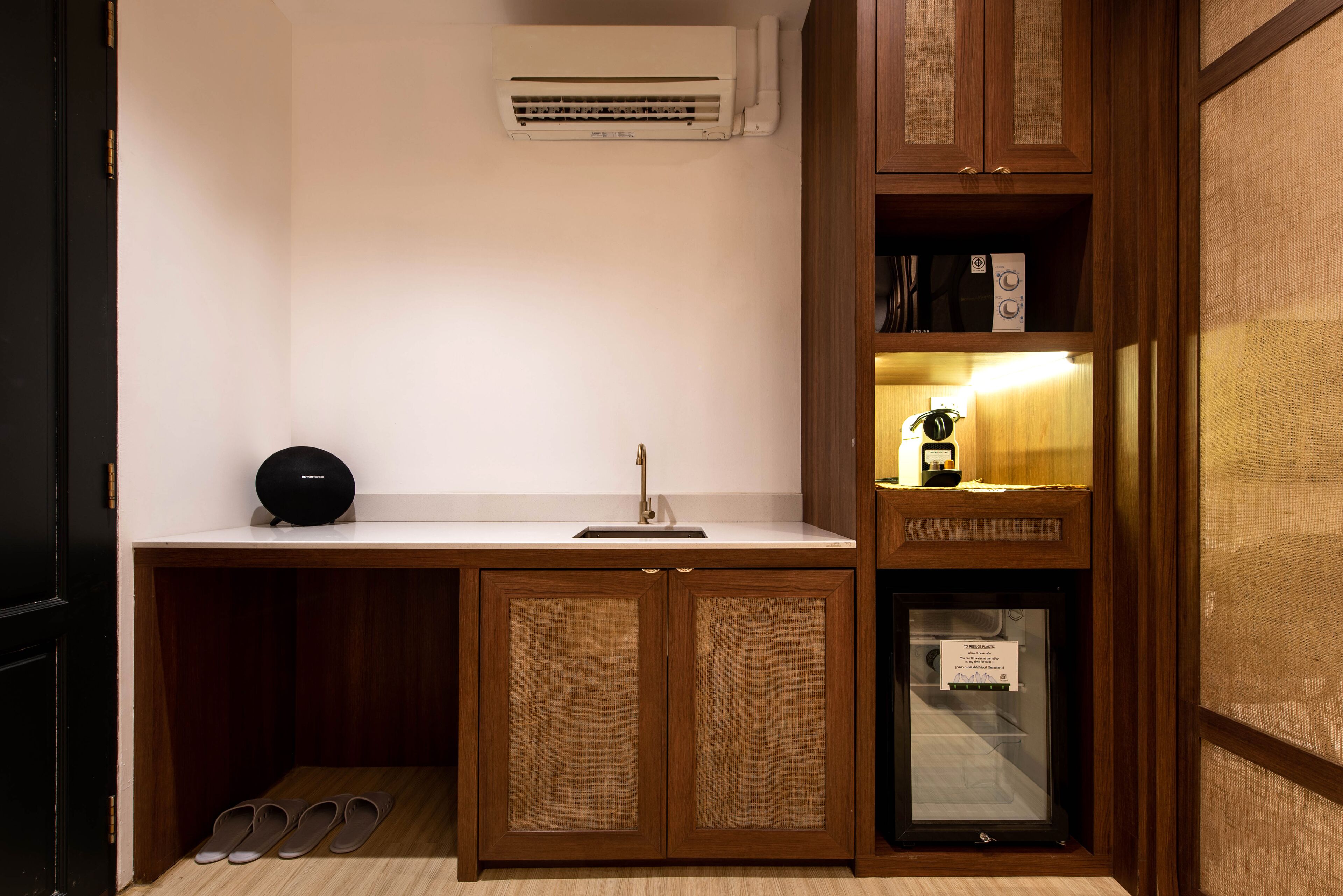 Un baño compacto con lavamanos, espejo y un mueble pequeño con espejo.