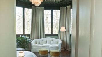 LÀgenhet Superior - 1 sovrum - utsikt mot trÀdgÄrden | SÀngtillbehör av högsta kvalitet och vÀrdeförvaringsskÄp pÄ rummet