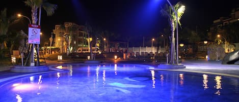 สระว่ายน้ำกลางแจ้งเปิดตามฤดูกาล, เก้าอี้อาบแดดริมสระ