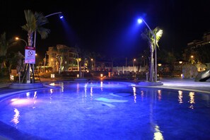 Seasonal outdoor pool, pool loungers - Clownfish Resort (Hengchun)