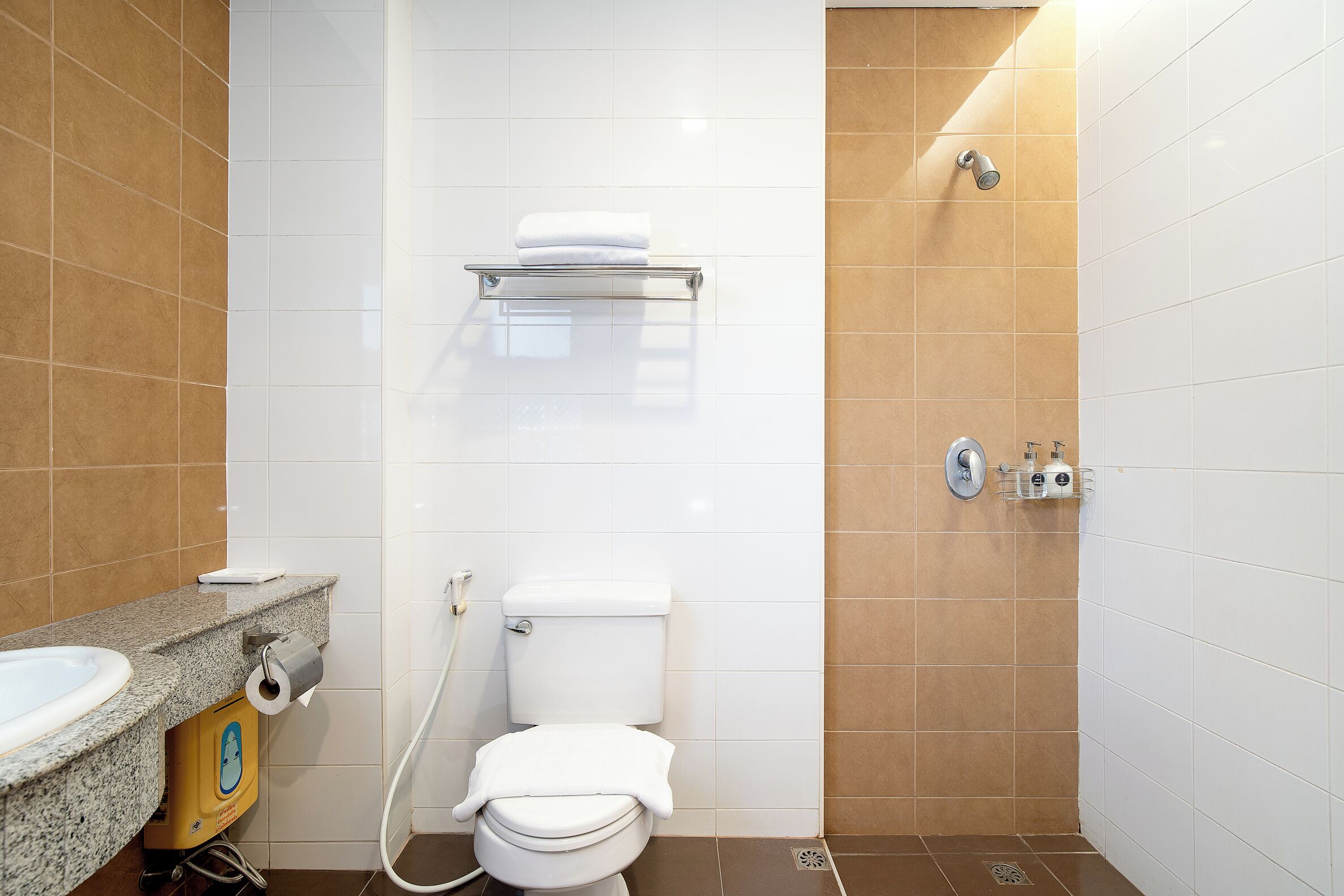 Un baño con inodoro, lavabo y ducha.