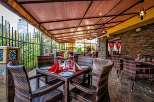 Se ofrece un desayuno continental (20 USD por persona)