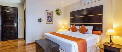 Habitació Deluxe | Roba de llit d'alta qualitat, caixa forta a l'habitació i escriptori