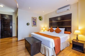 Habitación Deluxe | Ropa de cama de alta calidad, caja fuerte, escritorio