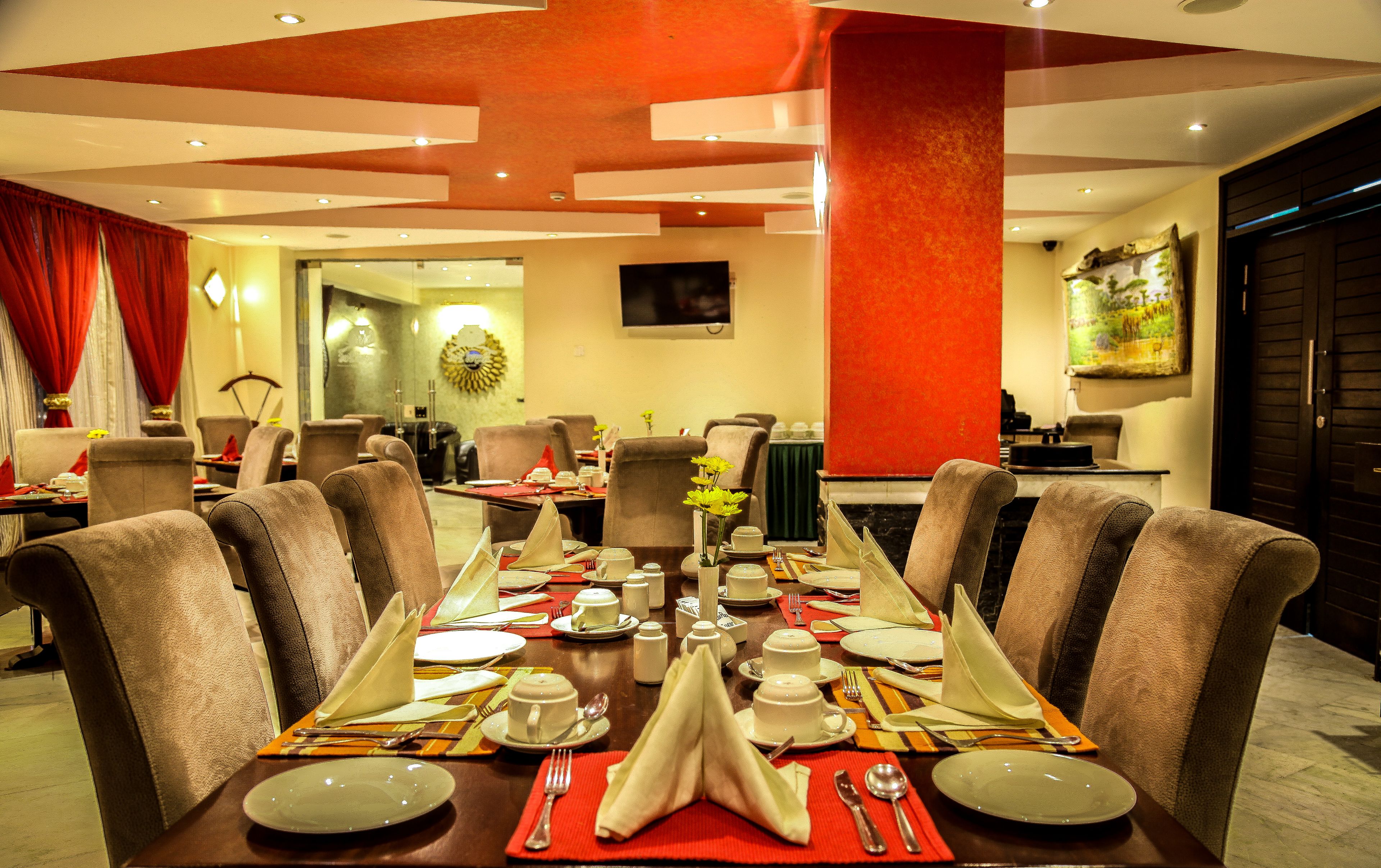 breakfast, lunch, dinner served; international cuisine