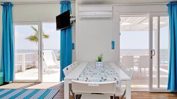 Superior stacaravan, 2 slaapkamers, uitzicht op zee | Woonruimte | Flatscreentelevisie