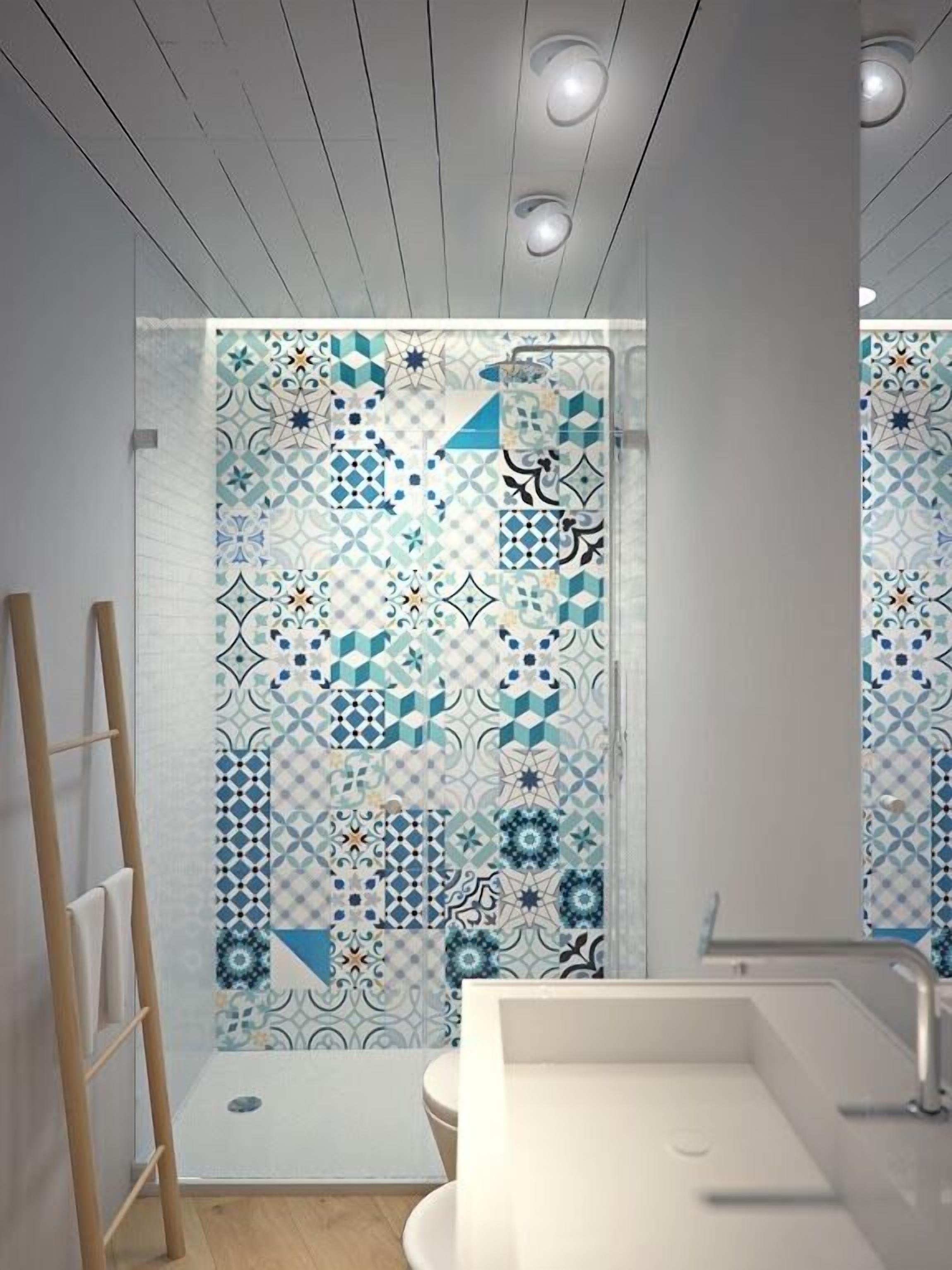 Ein modernes Badezimmer mit Duschbereich, der mit geometrischen Fliesen, einem weißen Waschbecken und einer Holzleiter ausgestattet ist.