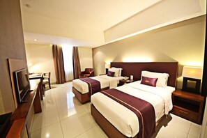 Premium bedding, in-room safe, desk, free WiFi - Anggrek Shopping Hotel (Bandung)