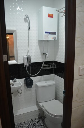 Chambre Familiale | Salle de bain | Douche, sèche-cheveux, chaussons, serviettes fournies