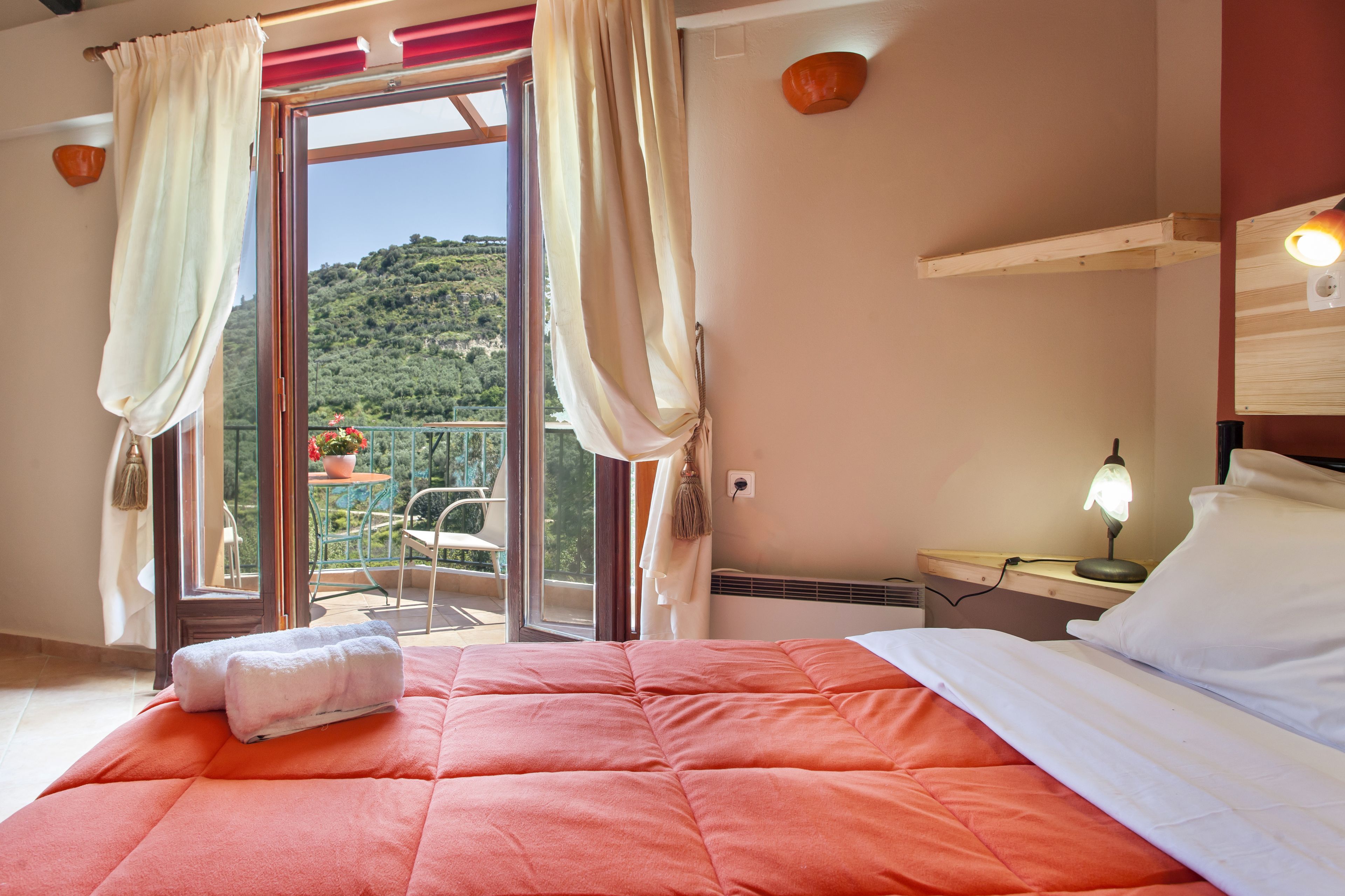 1 habitación, caja de seguridad en la habitación y escritorio 