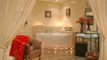 Studio – deluxe | Bad | Kombinert dusj/badekar, hårføner, håndklær og sjampo