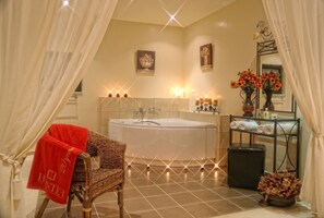 Deluxe Studio | Bathroom | Combined shower/tub, hair dryer, towels, shampoo - Estate Kares (Malevizi)