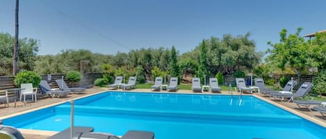 Una piscina al aire libre de temporada