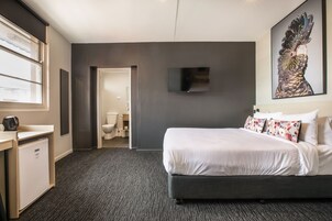 Studio Twin Queen | Desk, iron/ironing board, free WiFi, bed sheets