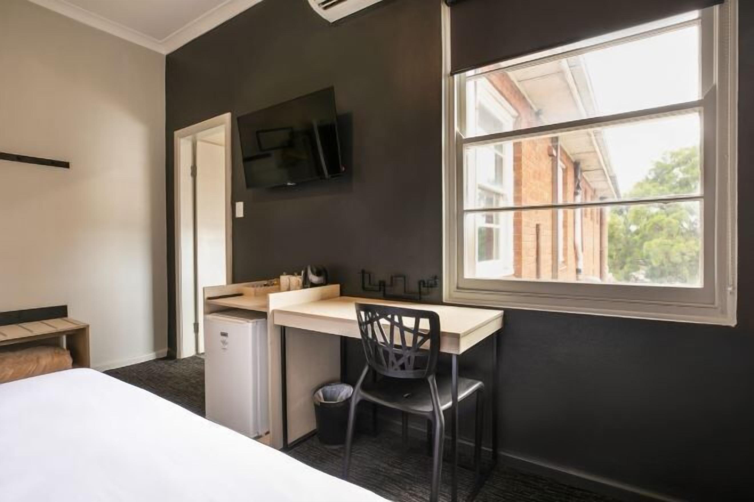 Meja kerja, setrika/meja setrika, Wi-Fi gratis, dan seprai linen