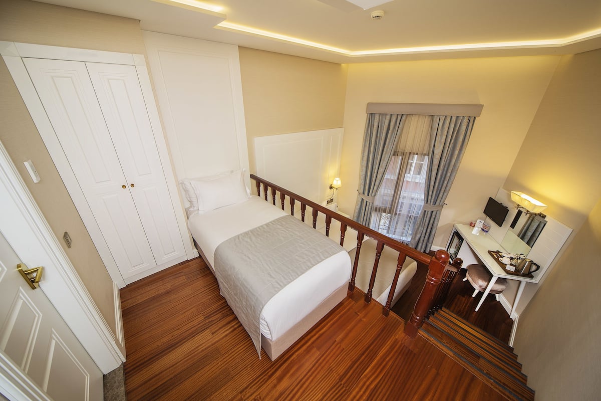 Deluxe Triple Room | Minibar, in-room safe, desk, soundproofing