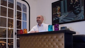 Una reception con un design traforato, un'ampia finestra vista esterna e un quadro appeso al muro.