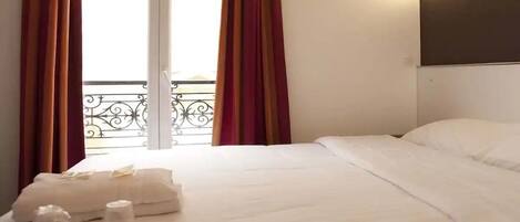 Desk, soundproofing, free cribs/infant beds, free WiFi