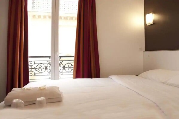 Desk, soundproofing, free cribs/infant beds, free WiFi - Royal Wagram (Paris)