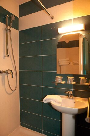 Kostenlose Toilettenartikel, Haartrockner, Handtücher