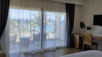 Honeymoon kamer, 1 kingsize bed, uitzicht op zee | Een minibar, een kluis op de kamer, een bureau, gratis wifi
